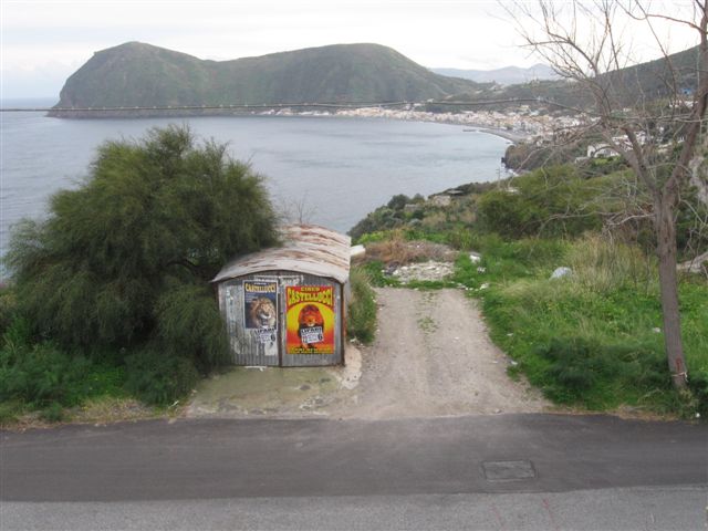 Baracca di lamiera inutilizzata da parecchi anni in uno dei punti panoramici più belli dell'isola.