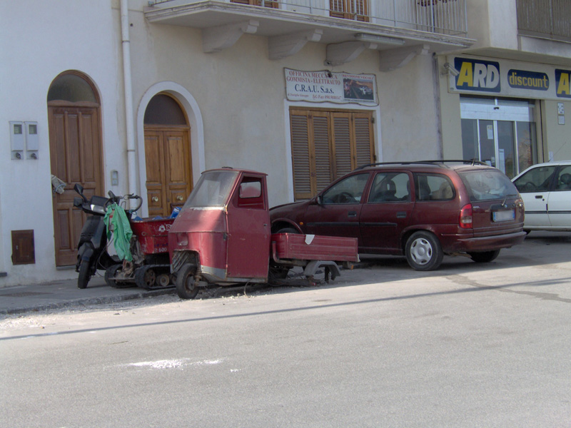 Pronti, partenza, via! gara tra moto ape, carriola cingolata e scooter