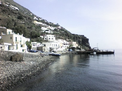 Alicudi, fare trekking a pochi metri dal mare