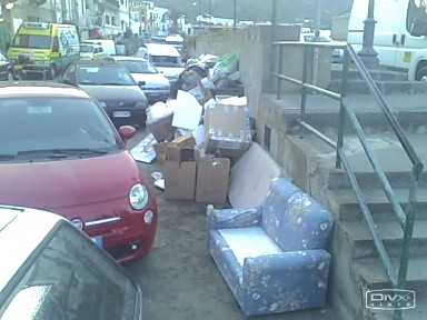 Ore 19,30, via Amendola è una discarica