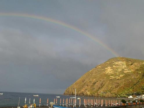 Un acquazzone rinfresca le Eolie