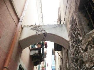 Arco in condizioni precarie in vico Selinunte