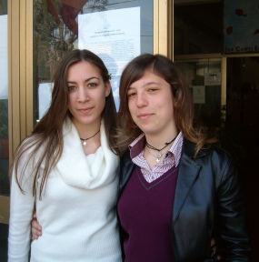 Due studentesse alla Borsa del Turismo di Parigi