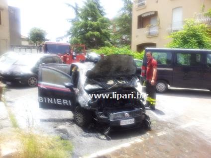 Auto Carabinieri di Lipari a fuoco