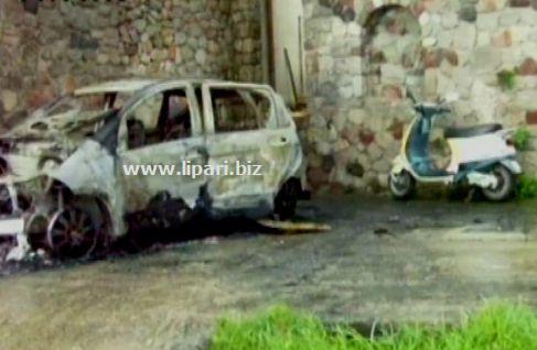 A fuoco auto e vespa della famiglia Sulfaro