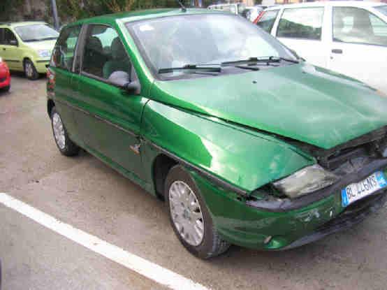 Sbagliano manovra, danneggiano l'auto e scappano