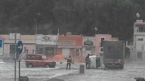 Auto in porto travolta dalle onde