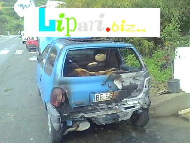 Un'altra auto a fuoco