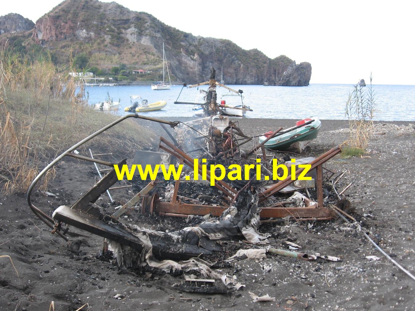 Vulcano, incendiato un barcone