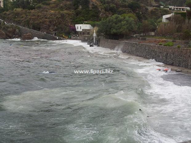 Lipari, "Circe" affonda tre barche a Portinente