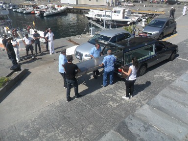 Il corpo di Gilberto all'obitorio di Lipari