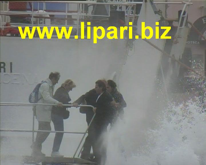 Lipari, sbarco con doccia