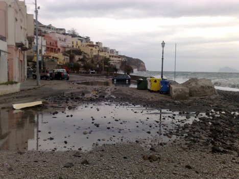 Canneto, il mare torna a far paura