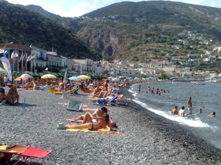 Spiagge, per la pulizia c'è la coop Margherita