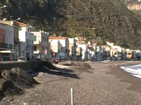 Canneto, la spiaggia è una rampa per le mareggiate