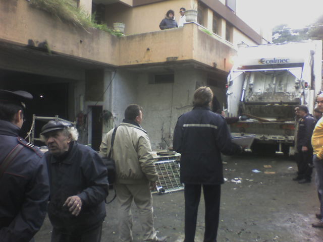 Ripulito il cortile del condominio Alajmo