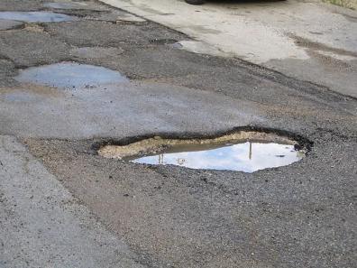Lipari, strade come "carie": buche che fanno male