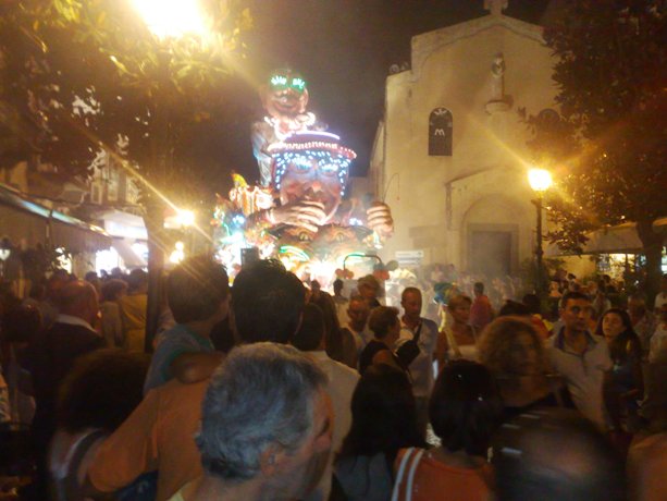 Carnevale estivo, allegria nel centro di Lipari
