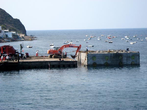 Panarea, senza materiale lavori fermi