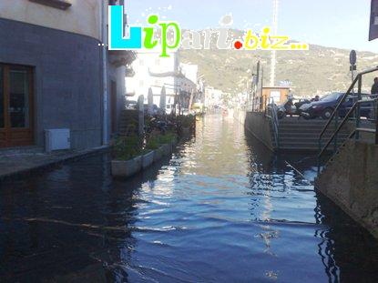 Cefali in via Amendola.Si può pescare dai balconi 