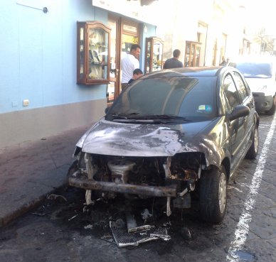 Auto in fiamme in pieno centro