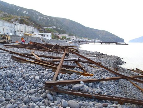 Acquacalda,un molo con l'ultima parte del pontile 