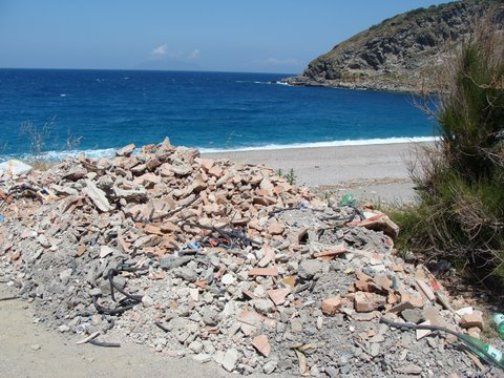 Milazzo, discariche sulle spiagge