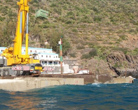 Filicudi, crolla nuovamente testata del porto 