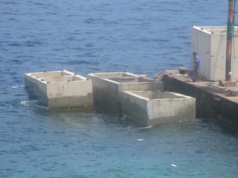 Filicudi porto, il mare ha spostato i cassoni 
