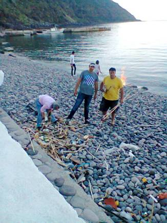 Filicudi, operazione spiagge pulite