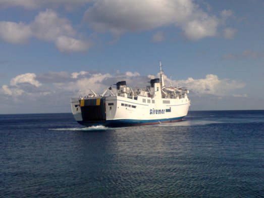 Lipari e Salina, nave in arrivo