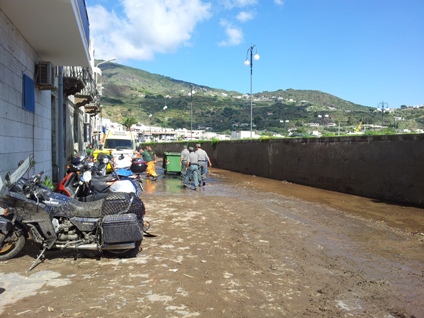 Domenica con scope e pale