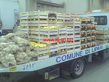 Mercato del contadino, e Lipari guarda