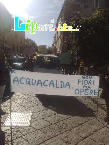 Acquacalda, non fiori ma opere 