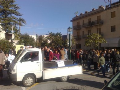 Acquacalda, in scena il "funerale"