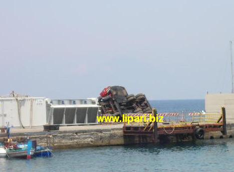 Panarea, Letizia si rovescia con la gru dal molo