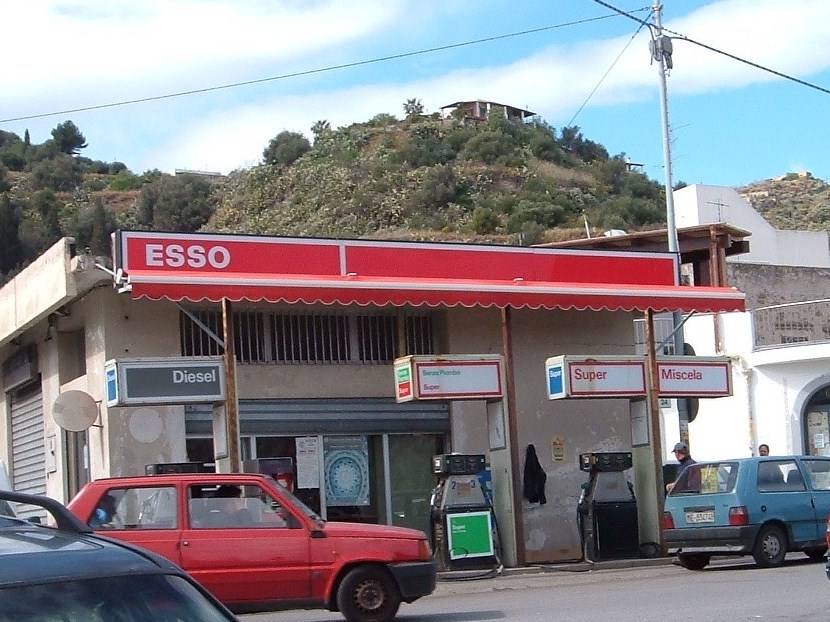 Lipari saluta lo storico distributore “Esso”