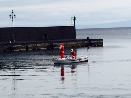 A Lipari Babbo Natale fa bagno in mare