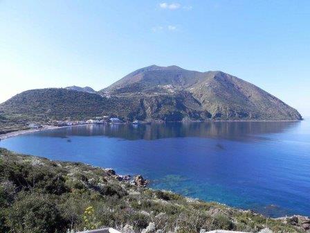 Le Eolie e le 5 “W”. Where, alla scoperta di Alicudi e Filicudi, dove il tempo culla la natura