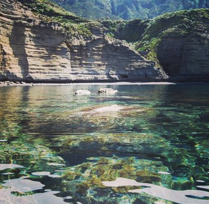 Un anfiteatro naturale, e qualche cappero: l'incanto di Pollara