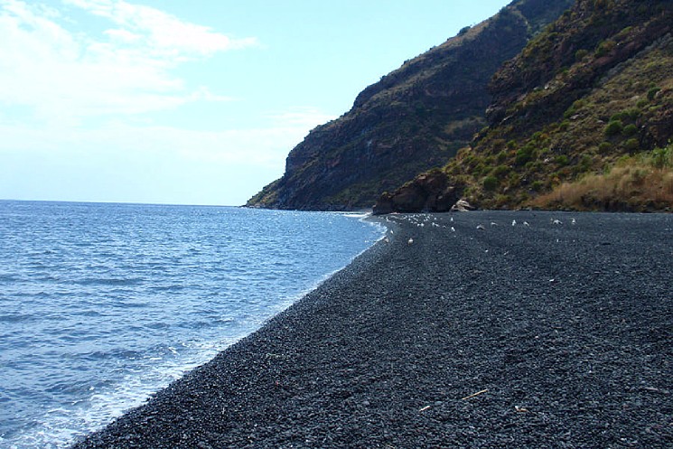 Più nero non si può: la spiaggia stromboliana di Forgia vecchia