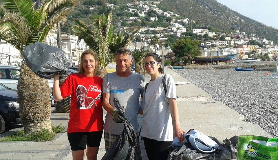 Eolie, operazione spiagge pulite