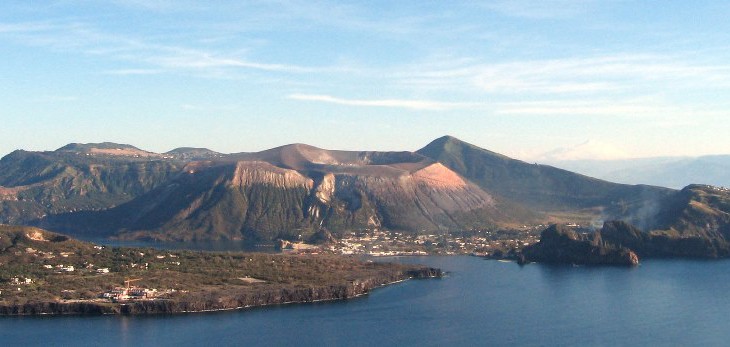 È inverno e le Eolie si spengono: è polemica per i locali chiusi