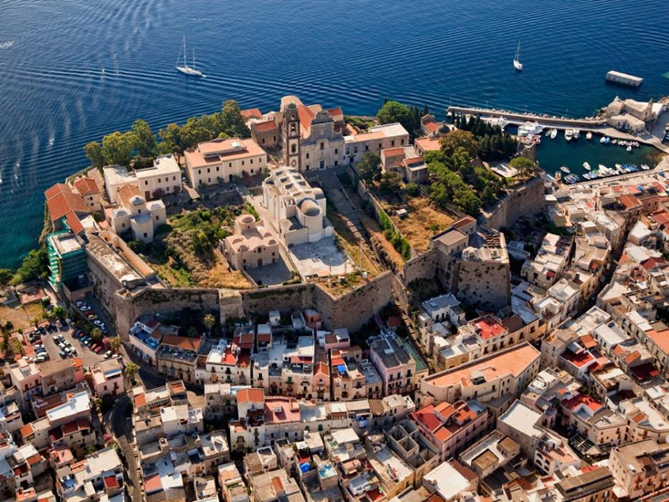 Lipari: la libertà oltre Il muro