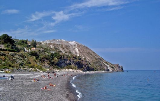 Cash mob in spiaggia a Lipari