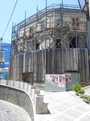 Via Roma, via una vecchia impalcatura