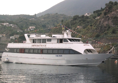 La motonave "Imperatrice" nello stretto