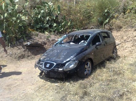 Giovane si cappotta con l'auto, non è grave
