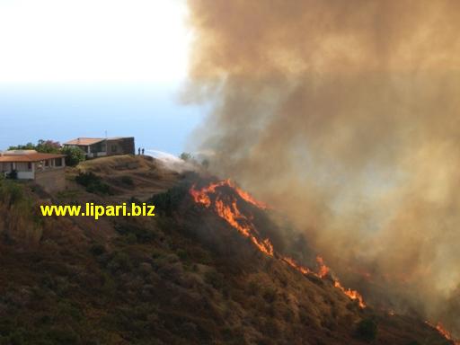 Vigile del fuoco fuori servizio doma incendio