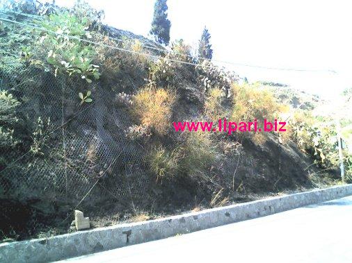 Lipari, fiamme sul costone di Bagnamare